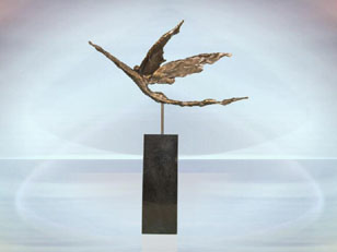 Skulptur Mit goldenen Flügeln zum Ziel